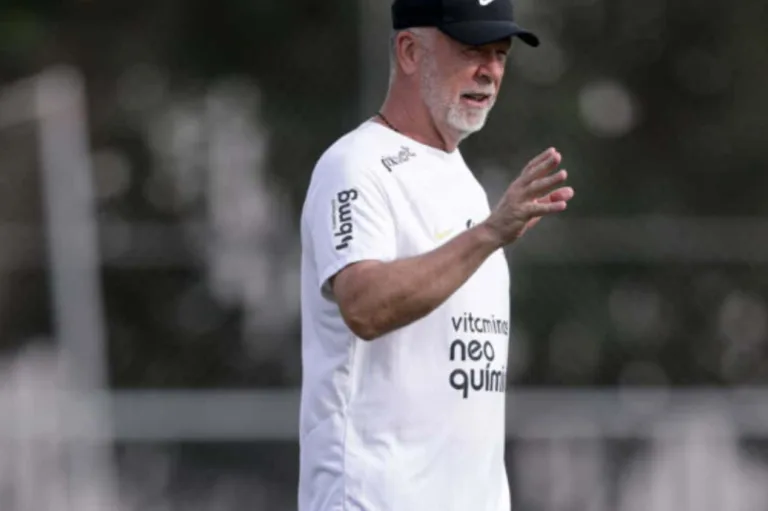 Augusto Melo banca permanência de Mano Menezes no Corinthians