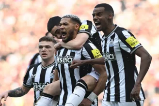 Joelinton comemora gol com seus colegas de Newcastle