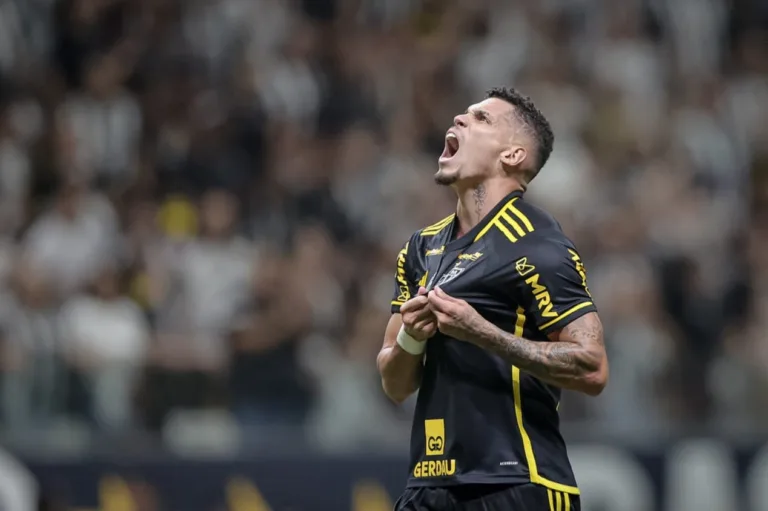 Paulinho desconversa sobre possível saída do Atlético-MG