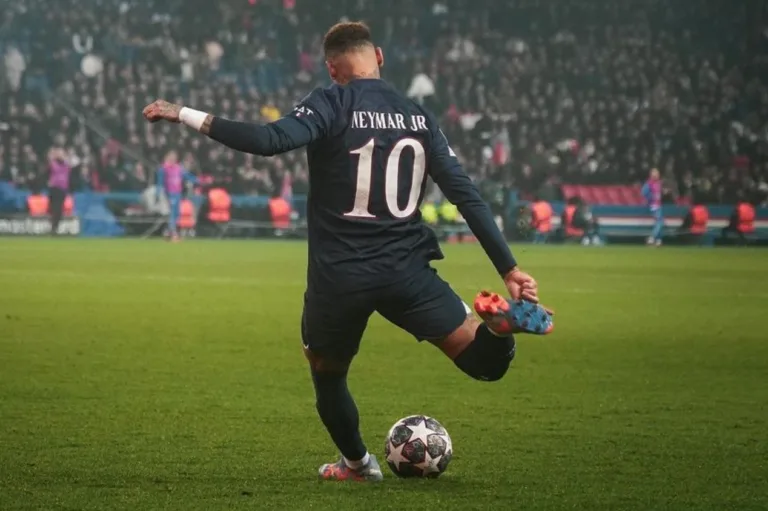 Com Neymar na lista, confira as 10 contratações mais caras da história do futebol