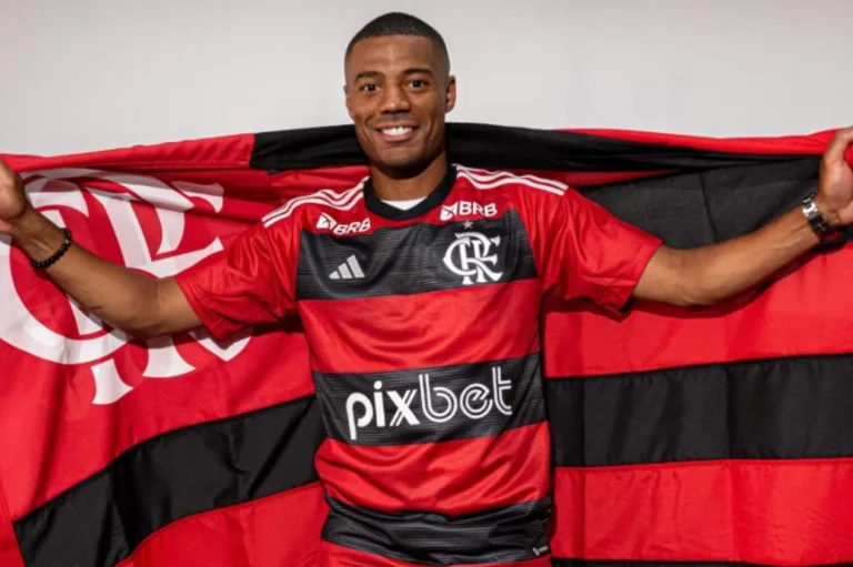 PVC monta possível escalação do Flamengo com De La Cruz; veja o time