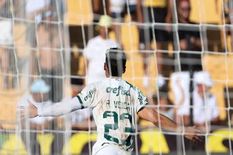 Palmeiras conta com números excepcionais de Raphael Veiga na temporada; acompanhe