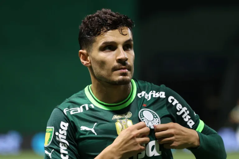Focado no Palmeiras, Raphael Veiga desconversa sobre time da Arábia Saudita