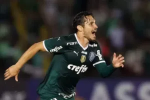 Juca Kfouri coloca Raphael Veiga ao lado de ídolo histórico do Palmeiras: “Vai longe”