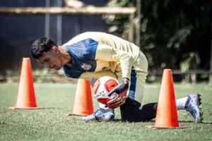 João Pedro celebra oportunidade de treinar com elenco do Santos: “Muito gratificante”