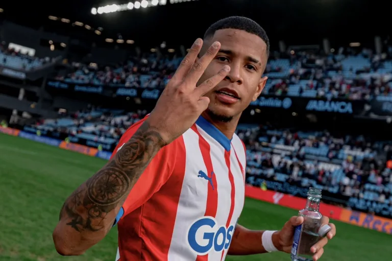 Destaque do Girona, Savinho recebe prêmio na La Liga