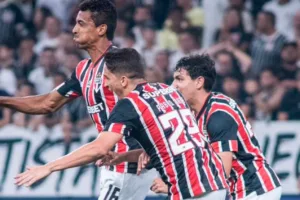 Jogadores do SPFC fazem a festa após quebra de tabu contra o Corinthians