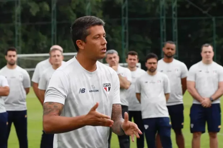 Flávio Prado revela o que Thiago Carpini deve fazer para ganhar respaldo no SPFC