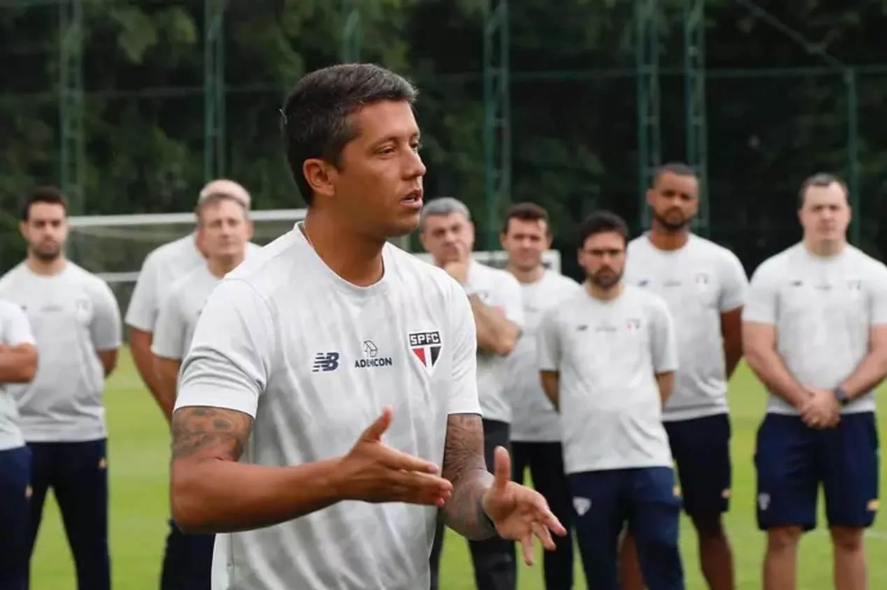 Flávio Prado revela o que Thiago Carpini deve fazer para ganhar respaldo no SPFC