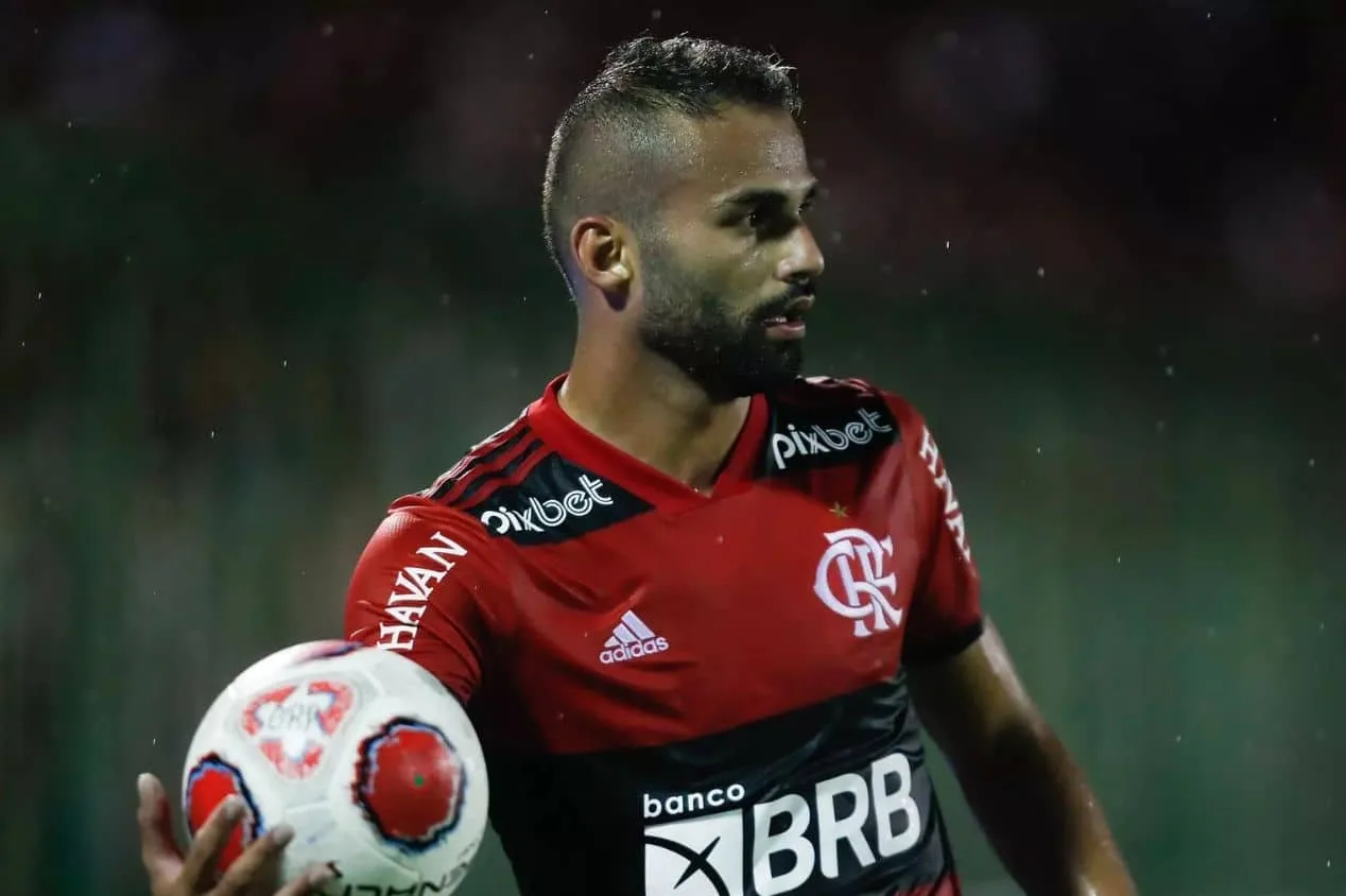 Flamengo pede valor milionário e trava ida de Thiago Maia ao Internacional
