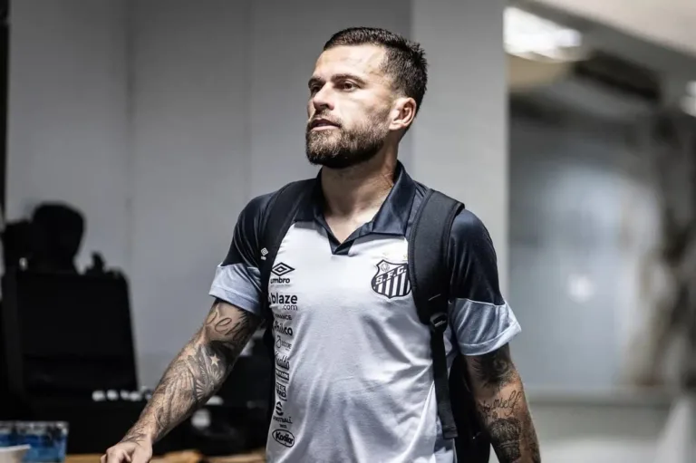 Santos barra jogadores na reapresentação do elenco; entenda