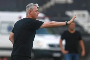 Tiago Nunes vê Botafogo ‘sentindo emocionalmente’ em partidas: “Sentiu o golpe”