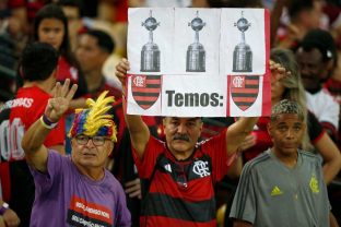 Torcedores do Flamengo apontando que o clube tem três títulos da Libertadores