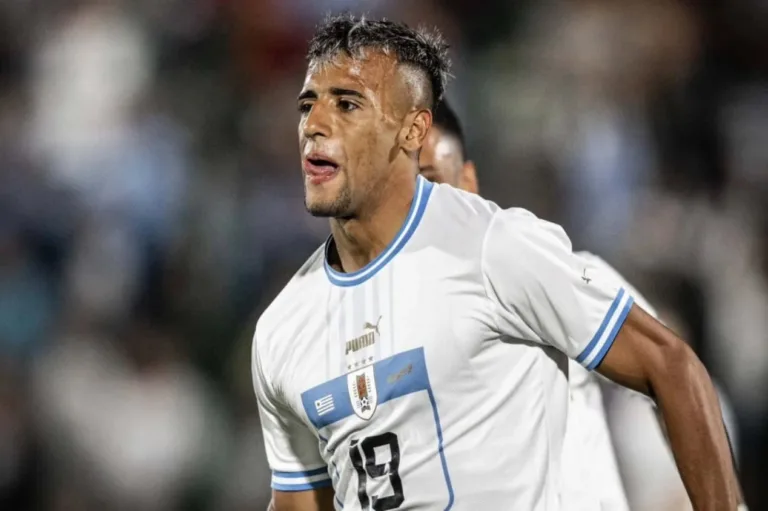 Atacante do Liverpool-URU confirma conversas com o Vasco