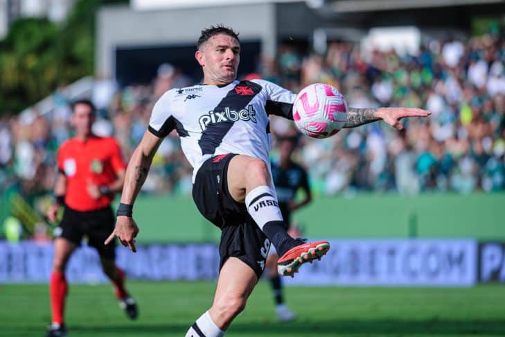IMAGO / Pera Photo Press | Jogador do Vasco em partida do Campenato Brasileiro