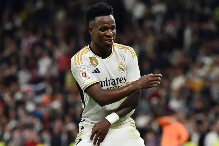 Vinícius Júnior tem números no Real Madrid ironizados por ídolo do Liverpool