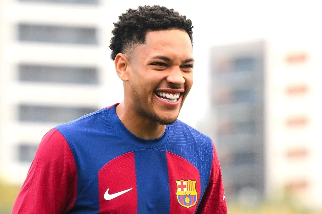 Fernandinho intermediou tentativa de ‘chapéu’ do City no Barcelona por Vitor Roque, diz jornalista