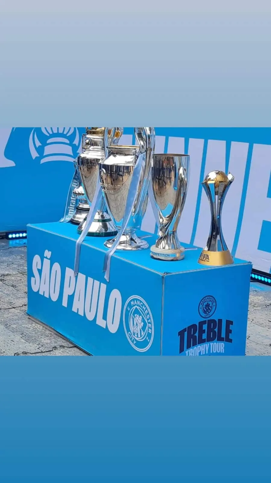 Taças recentes do Manchester City expostas no evento Treble Trophy Tour,