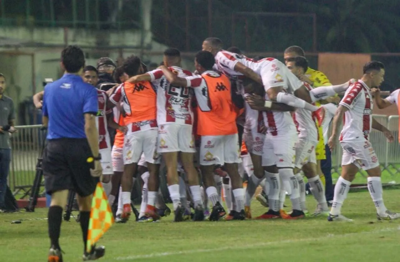 Bangu surpreende com golaço e Fluminense busca a virada; assista
