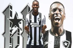 Luiz Henrique se emociona durante apresentação no Botafogo; confira