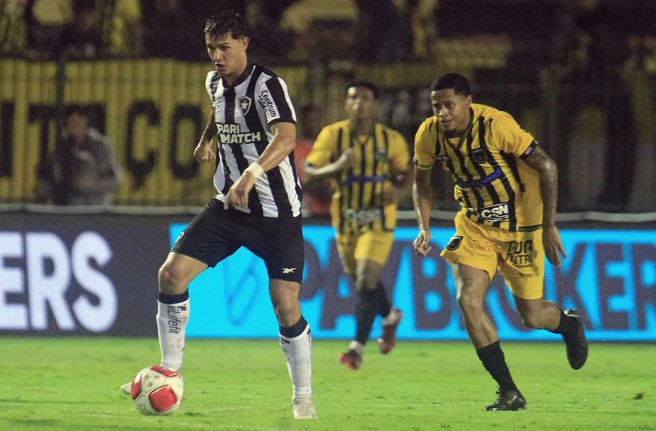 Botafogo vence o Volta Redonda em noite inspirada de Savarino