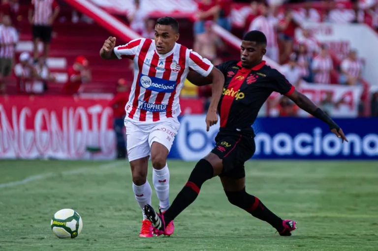 Náutico suporta pressão e vence o Sport no Pernambucano