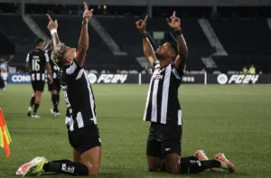 Botafogo amplia contra o Aurora e decreta goleada no Nilton Santos; veja