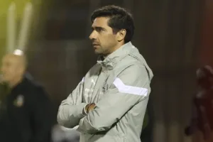 Abel Ferreira exalta jogador “contestado” no Palmeiras: “Assume riscos” 