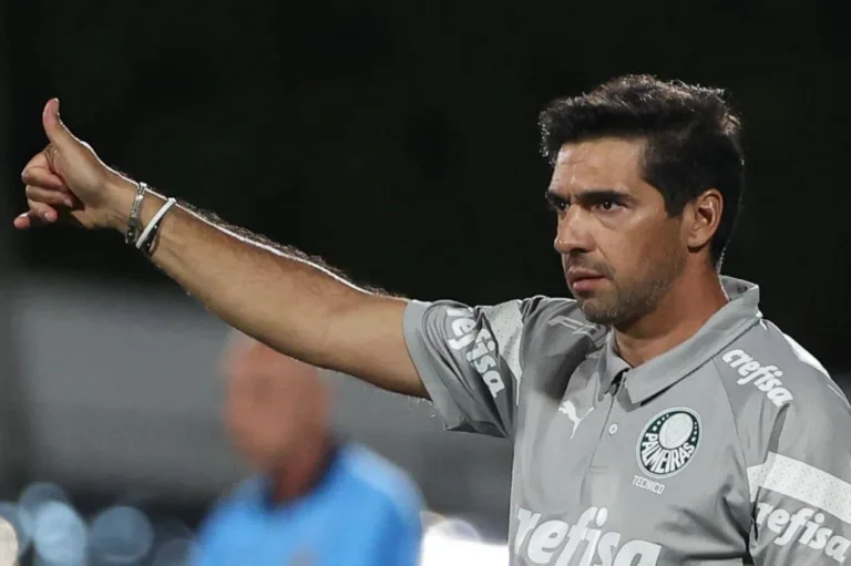 Abel Ferreira aponta jogador com função importante no Palmeiras: “Sempre uma máquina”