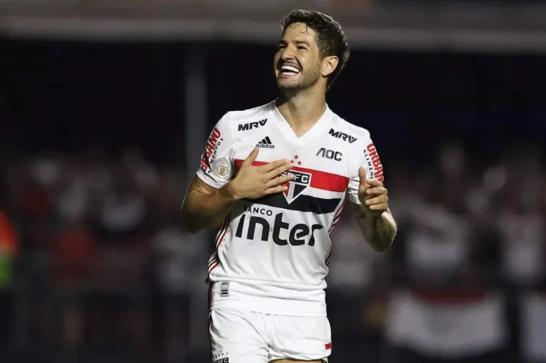 10 jogadores brasileiros livres no mercado da bola