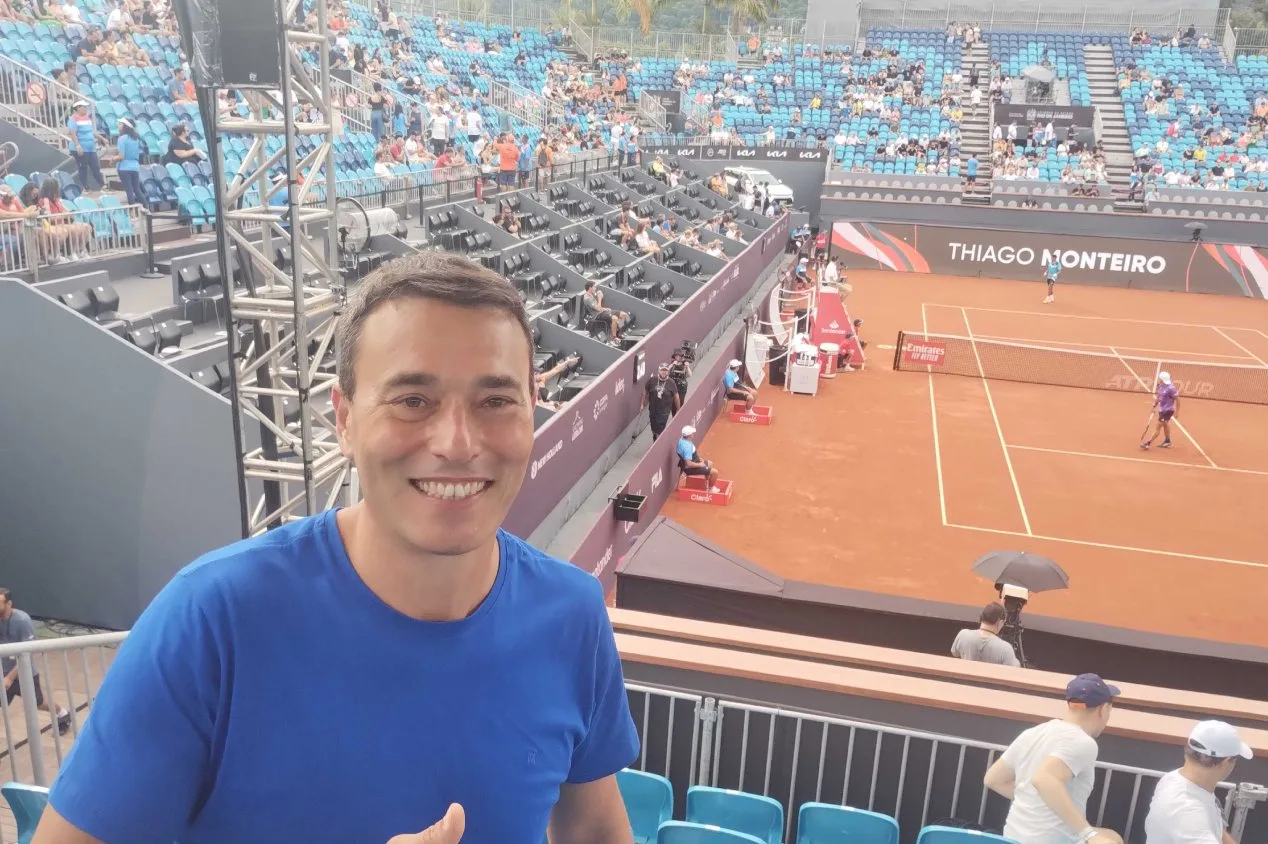 André Rizek marca presença no Rio Open e elogia fenômeno brasileiro