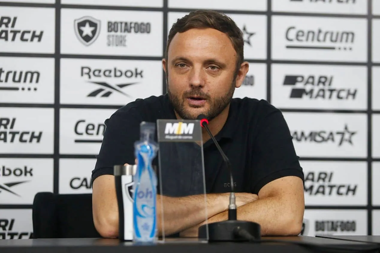 Diretor do Botafogo abre o jogo sobre técnico e reforços: “Dois atletas com compromisso firmado”