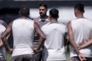 Técnico do Corinthians, António Oliveira, faz alterações na equipe titular; confira