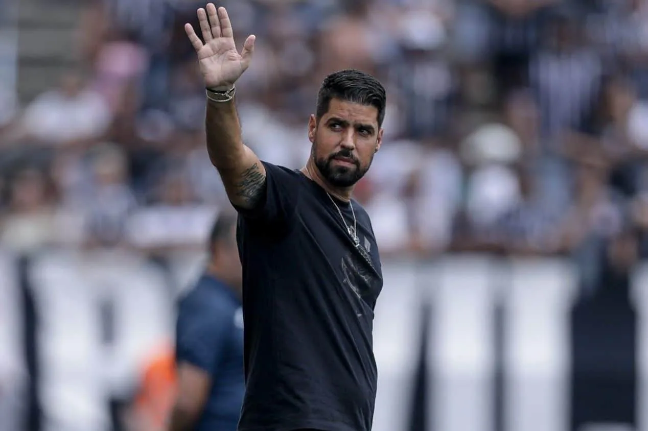 António Oliveira exalta feito de Abel Ferreira antes de Palmeiras x Corinthians