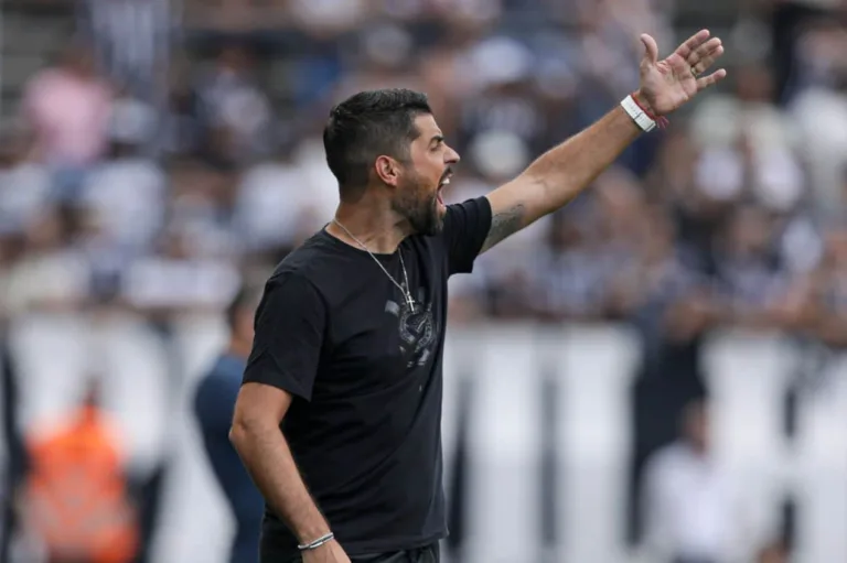 Entenda o que começou a mudar no Corinthians depois da chegada de António Oliveira