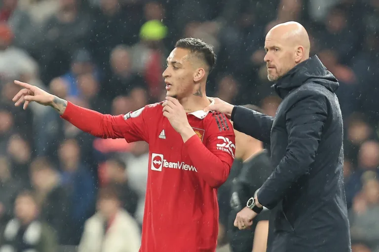 Mesmo com rumores de saída, Erik ten Hag volta a defender Antony no Manchester United