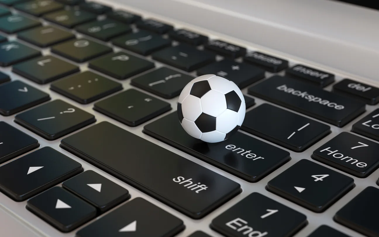 Esfera do futebol, esfera de futebol, no teclado do portátil