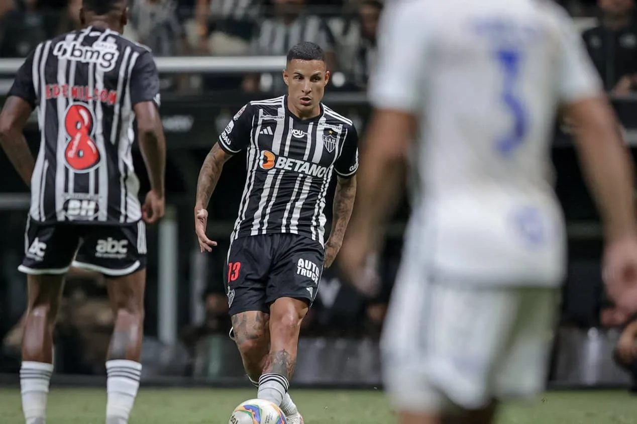 Fábio Santos “indica” laterais de Atlético-MG e Cruzeiro para a seleção brasileira