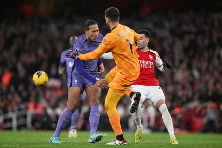 Arsenal vence Liverpool com gol de Martinelli e falha bizarra de Alisson 