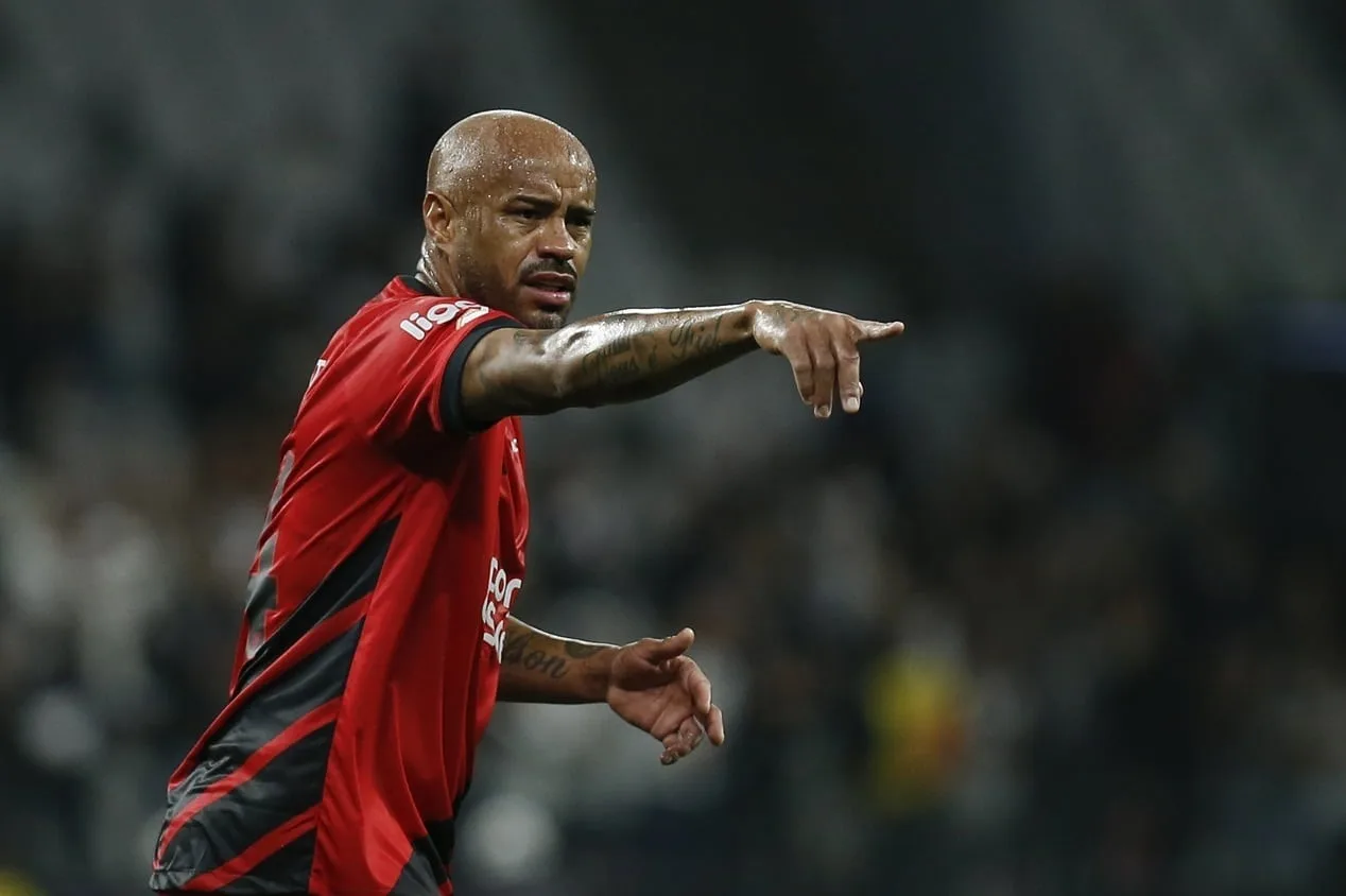 Zagueiro do Athletico abre o jogo sobre sondagem do Corinthians