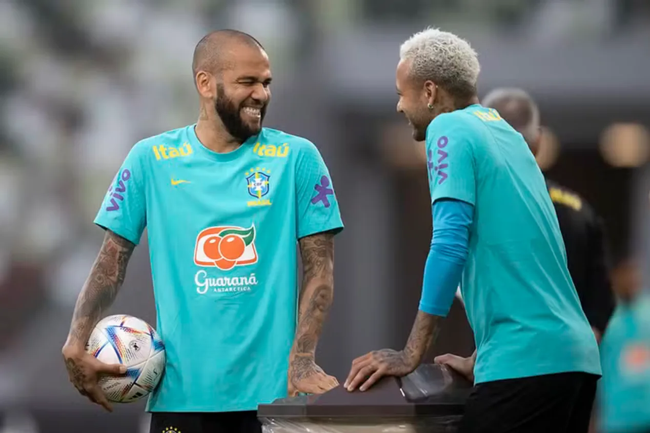 Atitude de Neymar ajudou a diminuir pena de Daniel Alves; entenda