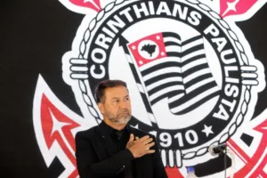 Galvão Bueno questiona Augusto Melo após derrota do Corinthians: “Resolveu o problema?”