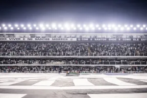 Torcedores do Santos estendem bandeirão e foto aérea da Vila Belmiro viraliza; confira