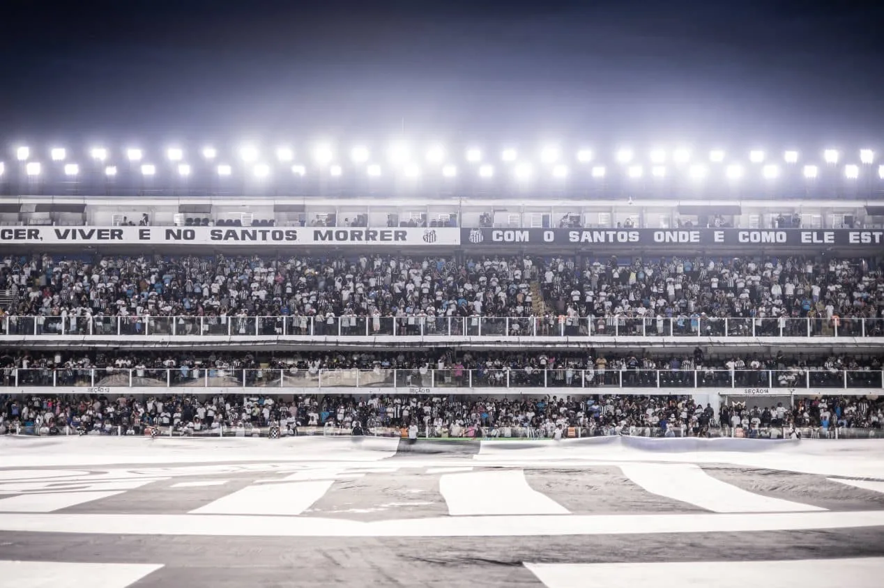 Torcedores do Santos estendem bandeirão e foto aérea da Vila Belmiro viraliza; confira