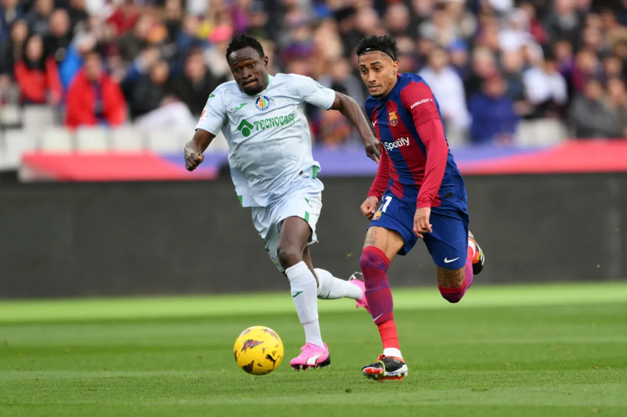 Raphinha (à direita) fez gol no jogo Barcelona x Getafe