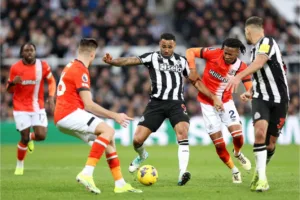 Em jogo de oito gols, Newcastle e Luton Town empatam na Premier League