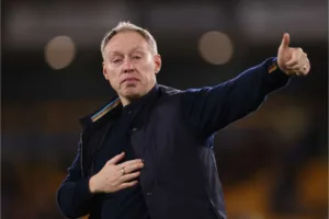 Ex-técnico do Nottingham Forest é considerado o favorito para assumir Crystal Palace