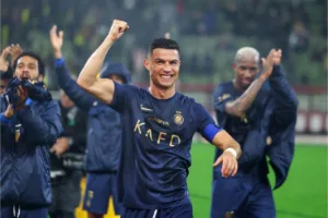 Cristiano Ronaldo se diverte após aparição surpresa do astro The Undertaker, da WWE, antes de jogo do Al-Nassr; assista