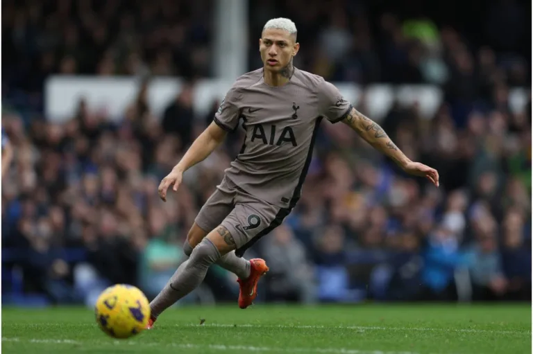 12 brasileiros que entram em campo hoje pela Premier League (17/02)