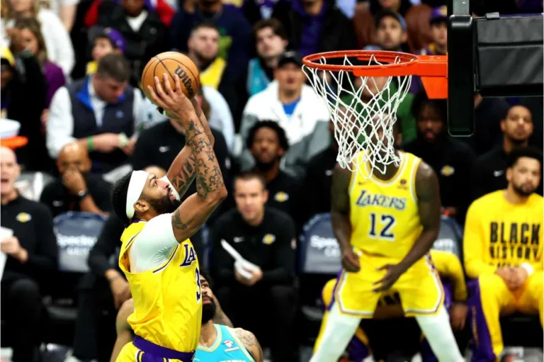 NBA: Anthony Davis brilha e Lakers vencem os Hornets com emoção
